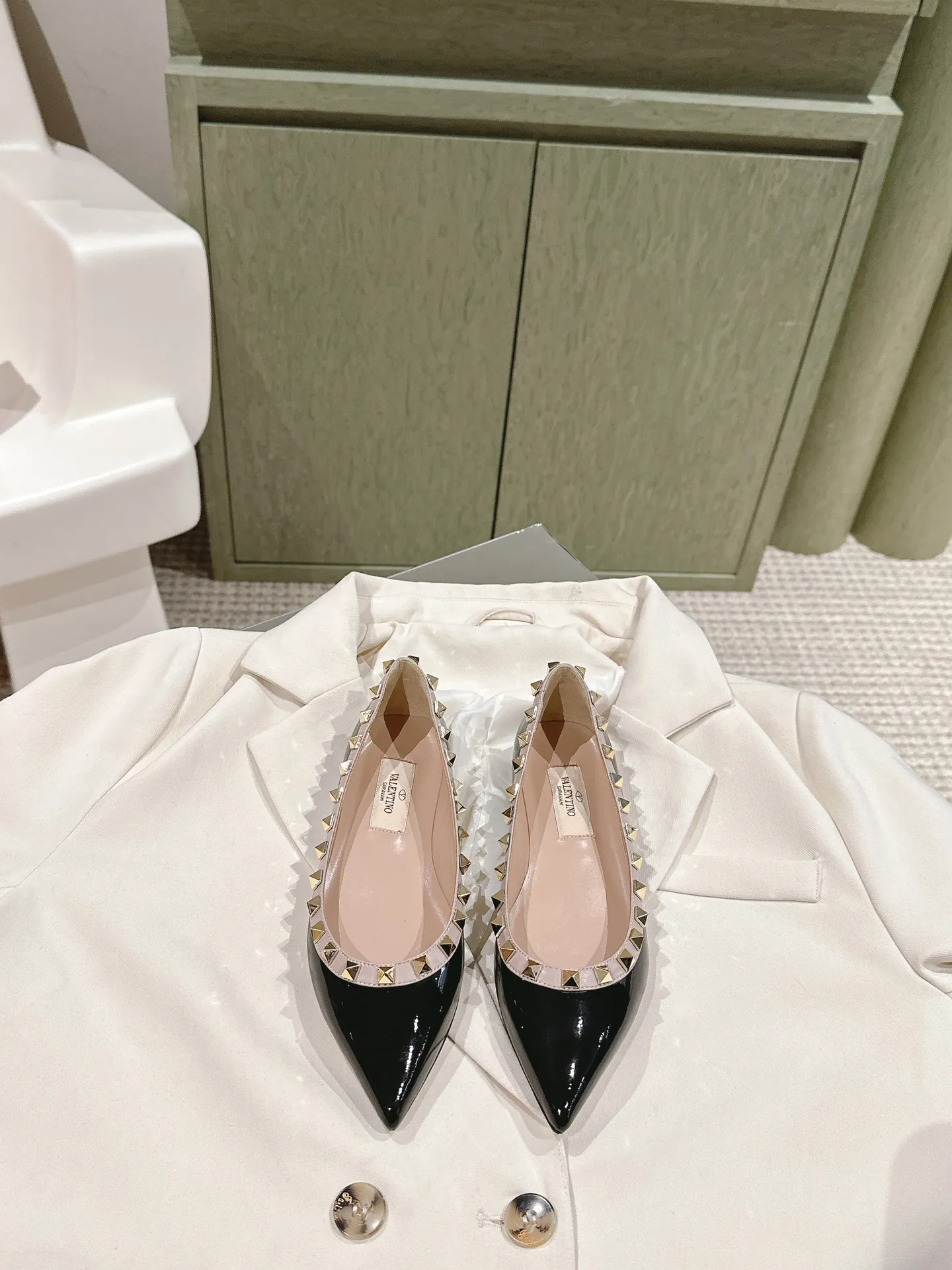👟👟Ex-factory price 520👟👟 | ²⁰²4 𝐬𝐬 🤍🤎 Versatile series for all seasons! Is your shoe cabinet missing a pair? ! 🔥 The entire VALENTINO series is produced by Taiwan-funded factories! Getting in and out of the counter is stress-free! ROCKSTUD Valentino studded patent leather ballet flats ONE STUD retro craft pyramid large rivet buckle flats/high heels Smooth shoe lines and awesome version Comfortable upper foot. Increases height. Looks slimmer. Elongates leg lines Imported mirrored calfskin/cow patent leather/high-density silk material Lambskin lining Italian high-density genuine leather outsole Size35-39 (40/41/42 can be customized) Heel height: flat ♺Synchronized gift box💝packaging at the counter!